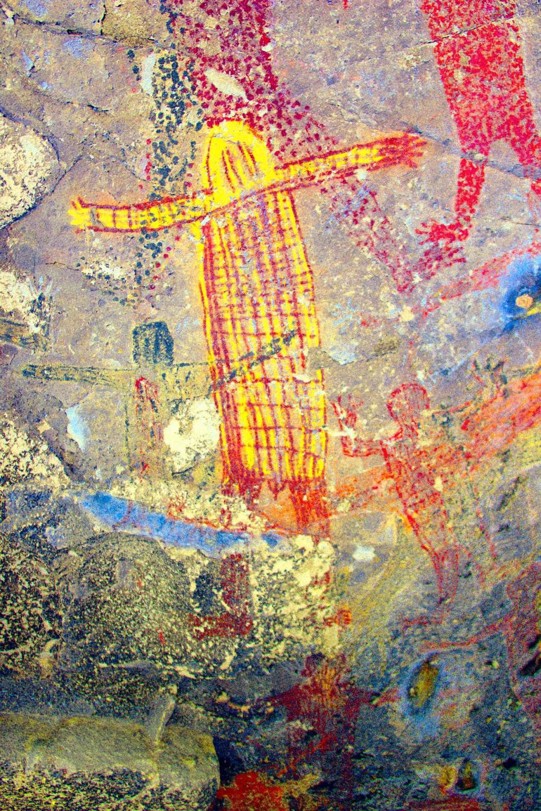 The left hand is yellow the other is red. It seems clearly on top of the polka dot mono above. (LDS)