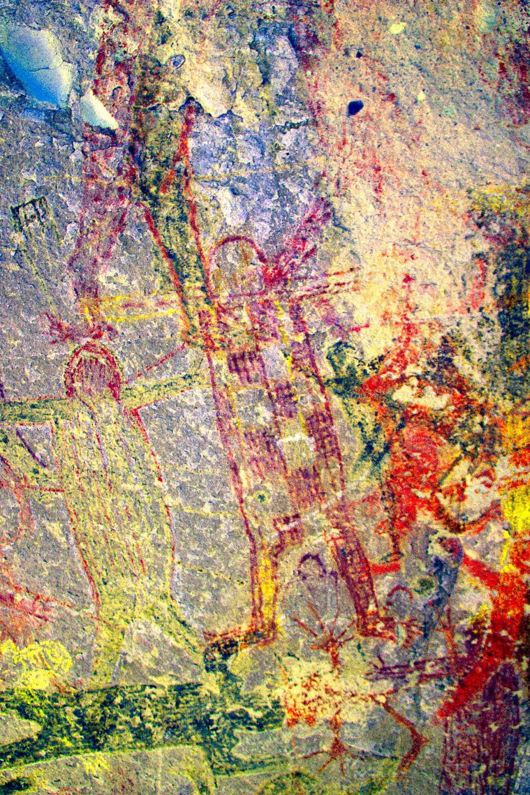 The left arm is yellow, the other red.  The legs are similarly colored. Scarecrows were considered to be the oldest figures by Dahlgren. This is the only place where a scarecrow overlaps a cardón (on left). (LDS)