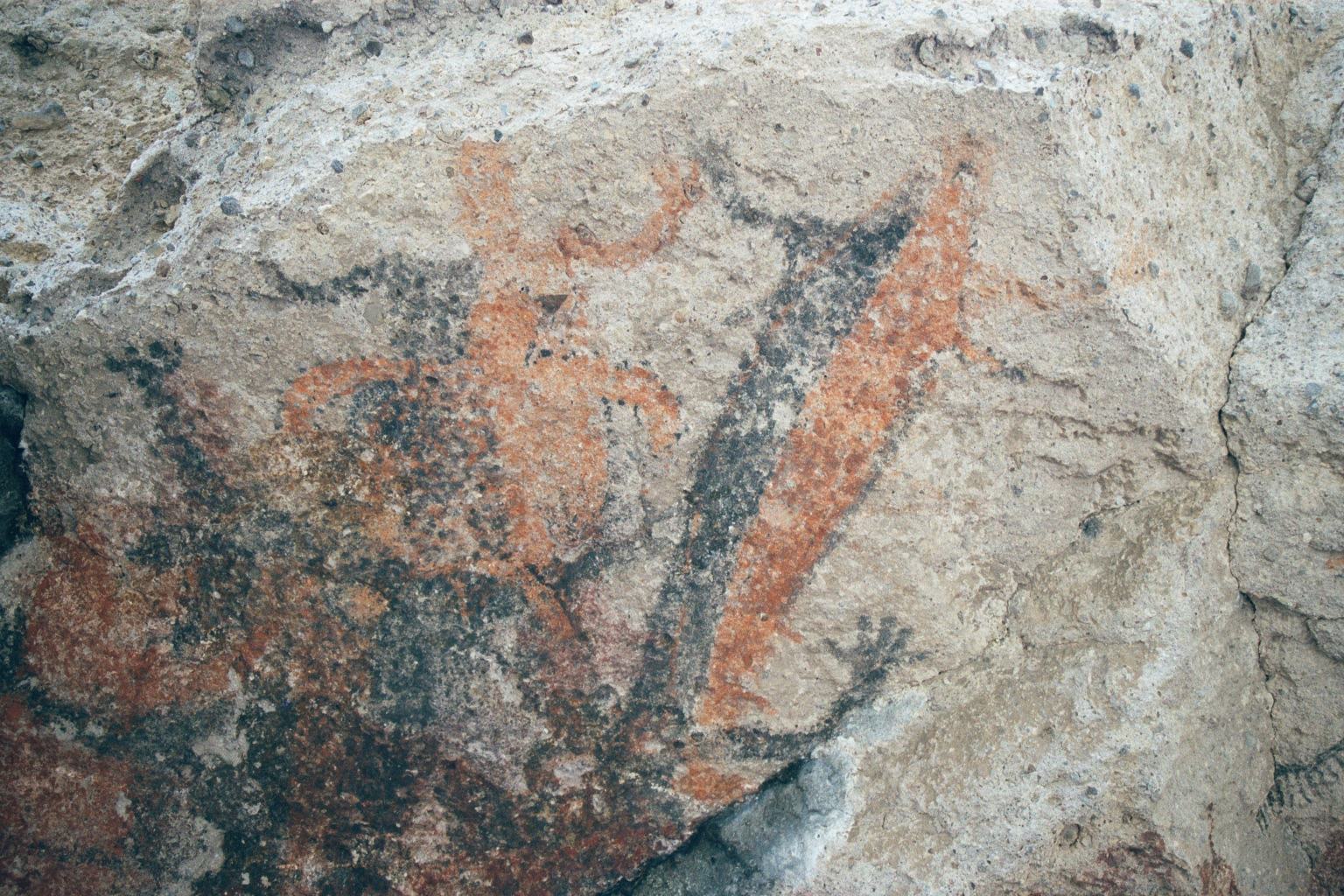 Cueva El Muerto.  This site is mentioned in Crosby where he remarks on the fish/mono to the right.  Eve Ewing calls these transformation images.  There are two here, the other is the tortise/mono on the left.  Note that their hands touch.